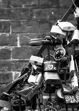 Lovers and locked hearts