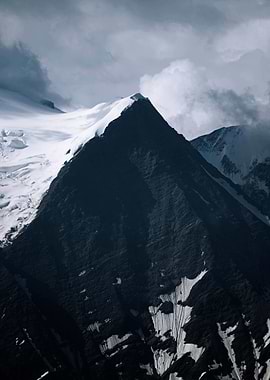Mountains in minimalism