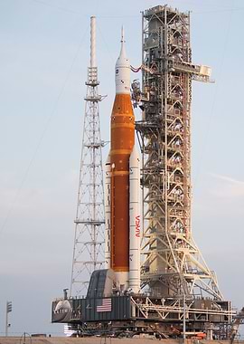 Rolling Artemis I up