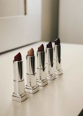 Lipstick shade minimalism