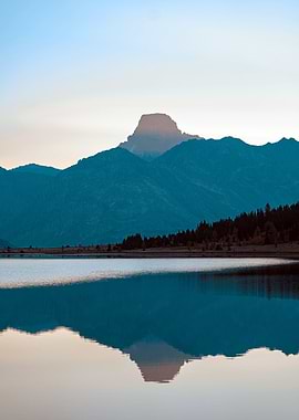 Blue Mountains at Lake