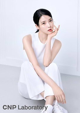 iu beauty pose