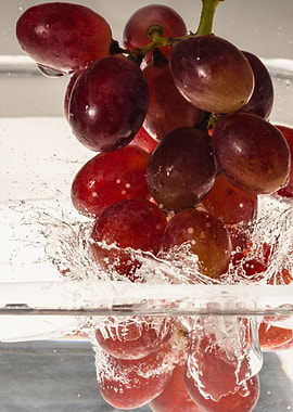 Red grapes splashing 1