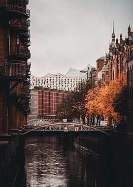Hamburg Speicherstadt mit Elbphilharmonie im Herbst