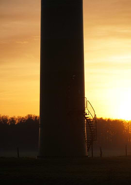 Windkraftanlage im Sonnenuntergang