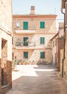 Tuscany, Italy I Medieval village of Pienza in golden light with terracotta rooftops, ochre walls and rustic charm photography in the Tuscan countryside for a warm and timeless Mediterranean feel