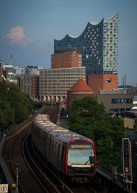 Hamburg U3 subway with Elbphilharmonie background - Landungsbrücken