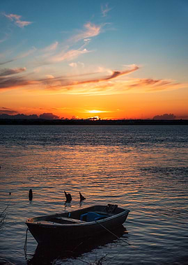 Atardecer en calma - Boat on Water at Sunset