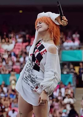 Hayley Williams Performing Live on Stage