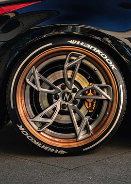 Car wheel with custom rim design