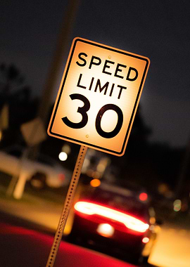 Speed Limit 30 – Urban Night Glow