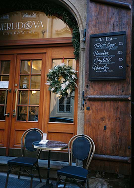 Cafe: Cozy Outdoor Seating