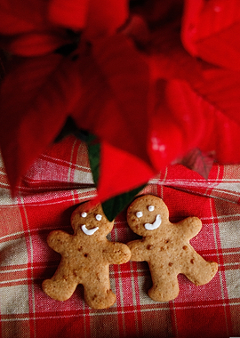 Gingerbread Men with Poinsettia