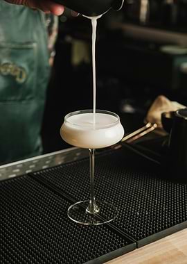Cocktail preparation with white liquid