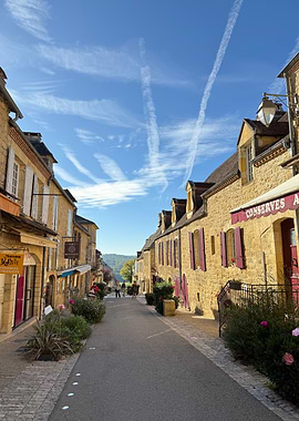 Charme intemporel dans une ruelle de Domme, Dordogne