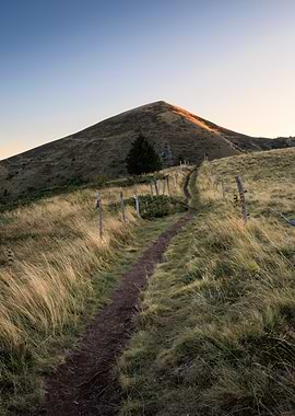 Puy de l'Ouïre. Mountain Trail at Sunrise