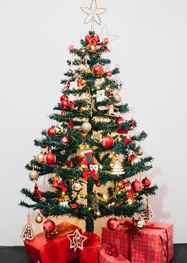 Decorated Christmas tree with gifts