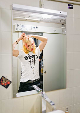 Gyasi, Glam Rocker in Mirror