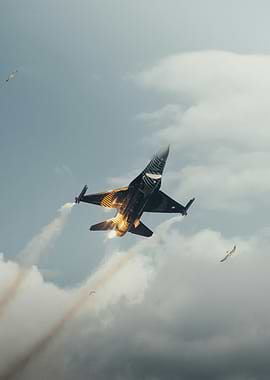 F-16 Fighting Falcon Shooting Flare
