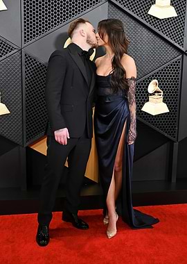 Couple kissing on the red carpet