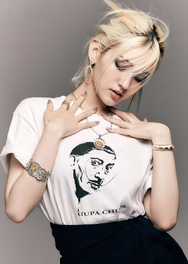 jeon somi in Salvador Dali T-shirt with jewelry