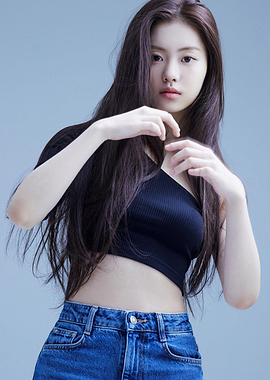 le sserafim in Crop Top and Jeans