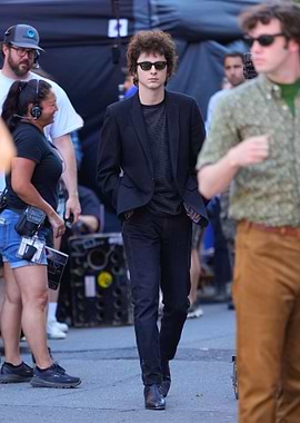 Young Bob Dylan on Set