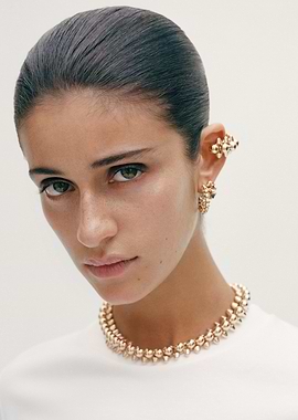 anya chalotra wearing gold jewelry