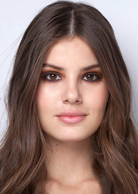 Camila Queiroz with Smoky Eye Makeup