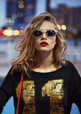 Cara Delevingne with sunglasses and red lipstick