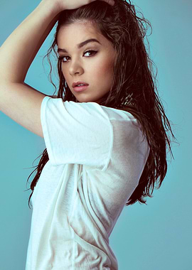 Hailee Steinfeld in White T-Shirt