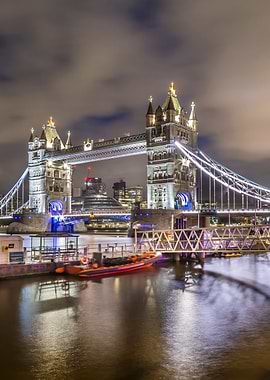 LONDON Tower Bridge in evening light