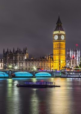 LONDON Night-time view of Big Ben