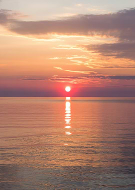 Radiant Horizon – Sunset over the ocean