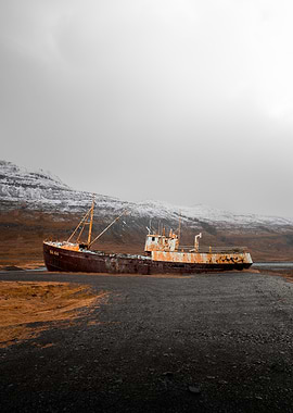 Gardar BA 64 Shipwreck on black beach