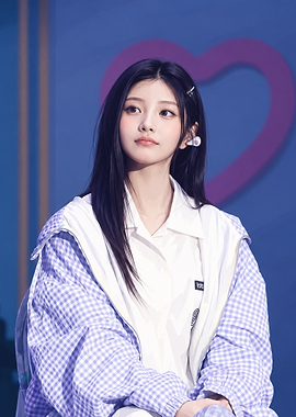 wonhee illit in Gingham Jacket