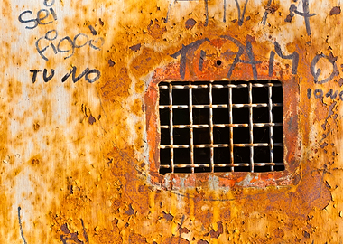Grate on rusty door - ©Silvia Ganora - Do not copy or u ...