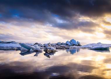 icebergs seen at dusk in iceland