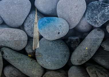 Spiaggia sassosa con sovrapposizione di barca, italy