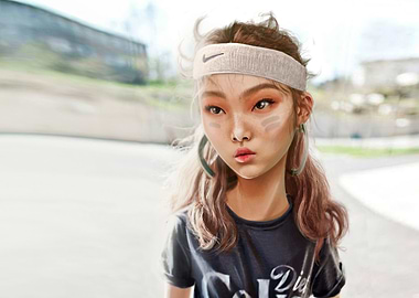 Mujer oriental de barrio con felpa, preparada para lo q ...