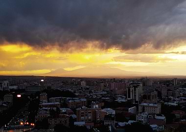 Mountains in guard the cit