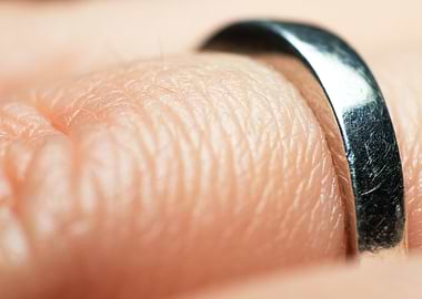 macro finger wedding ring