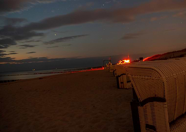 Strandkoerbe bei Nacht