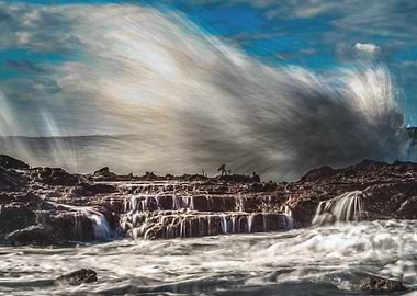 Awesome Wave Hitting Rocks
