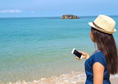 Summer ocean and traveler