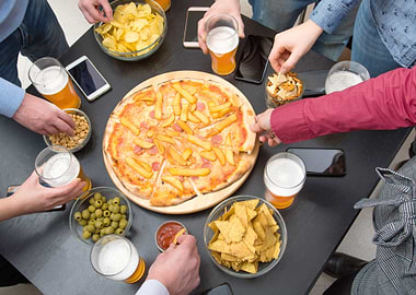 eat pizza drinking beer