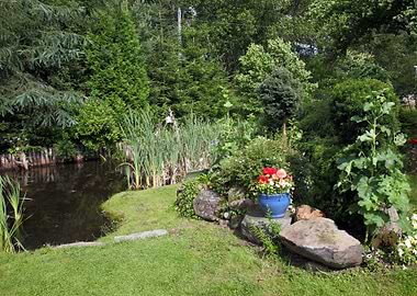 Pot Park Rock Leaf Bus