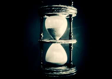 Hourglass antique low sat