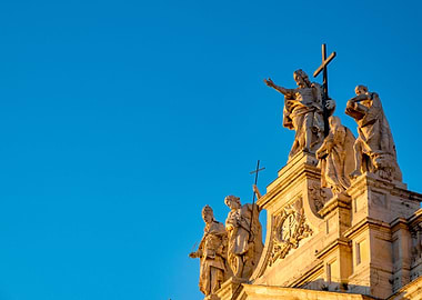 Statues on the facade of S