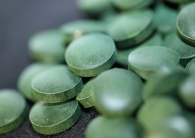 Spirulina green pills